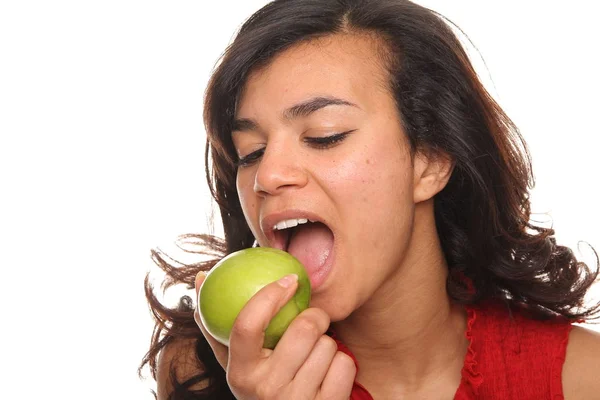 Hermosa Mujer Afroamericana Está Comiendo Manzana — Foto de Stock