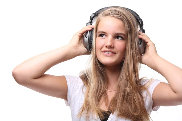 金发女孩听音乐在耳机 — 图库照片