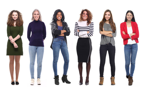Межрасовые женщины позируют на белом фоне
