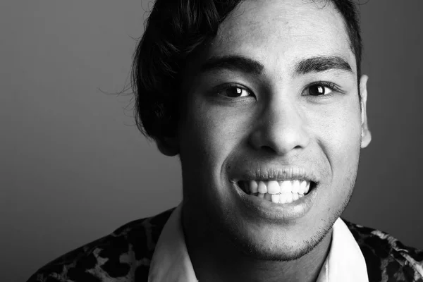 黒と白のトーンでアジアの若い男 — ストック写真