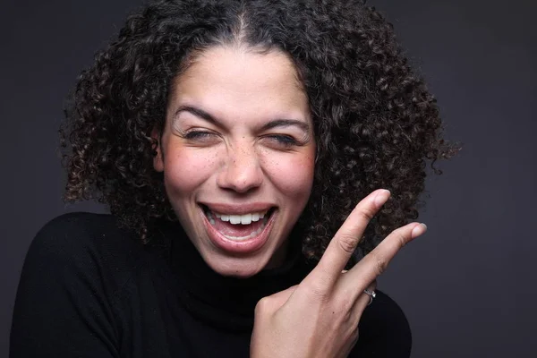 Retrato Uma Bela Mulher Negra Feliz — Fotografia de Stock