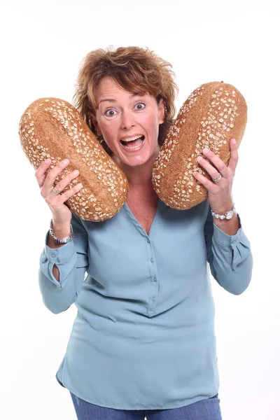 手里拿着面包的女人 — 图库照片