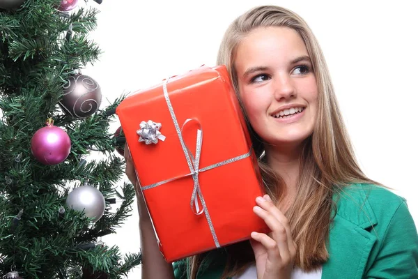 Blond Tjej Håller Julklapp — Stockfoto