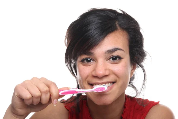 Schöne Afroamerikanische Frau Putzt Ihre Zähne — Stockfoto
