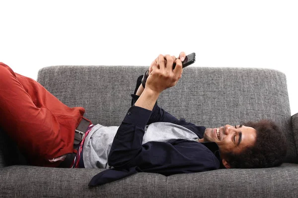 黑人躺在沙发上用手机 — 图库照片