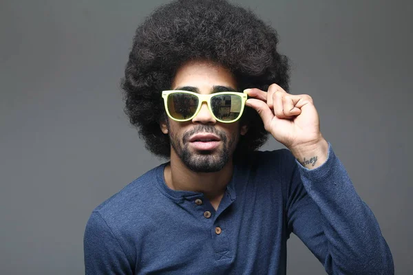 Hombre Negro Gafas Posando — Foto de Stock