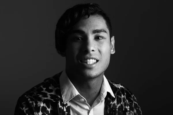 Asya Genç Adam Siyah Beyaz Ses Tonuyla — Stok fotoğraf