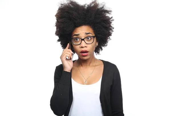 Hermosa Mujer Afroamericana Está Hablando Por Teléfono Móvil — Foto de Stock