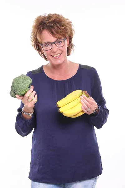 Donna Che Tiene Mano Banane Broccoli — Foto Stock