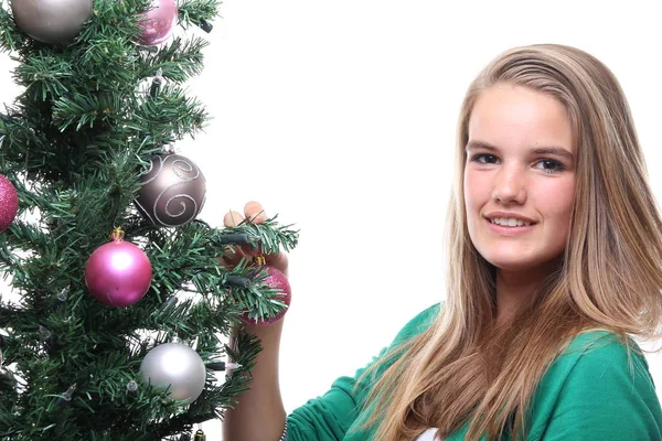Blondes Mädchen Schmückt Weihnachtsbaum — Stockfoto