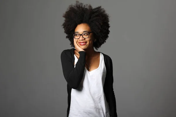 Schöne Afroamerikanische Frau Lächelt — Stockfoto