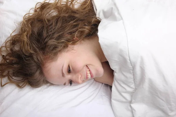 Beautiful Young Girl Lying Bed Smiling — Stock Photo, Image