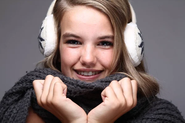 冬の服とヘッドフォンでブロンドの女の子 — ストック写真