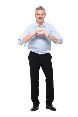 Yetişkin beyaz adam kalp işareti gösteriyor