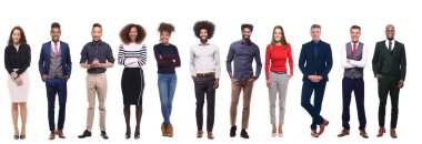 Çok ırklı insanlar kümesi beyaz arka plan üzerinde poz