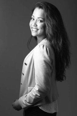 Siyah ve beyaz sesi üzerine gülümseyen güzel beyaz kadın