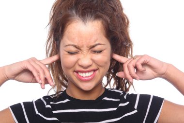 Güzel beyaz kadın kulakları koruyor