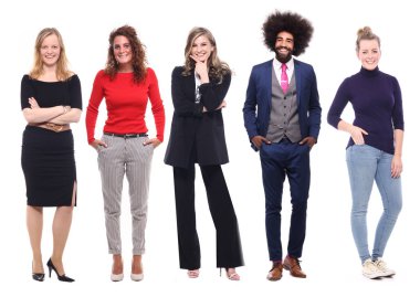 Çok ırklı insanlar kümesi beyaz arka plan üzerinde poz