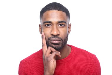 Poz ciddi siyah adam