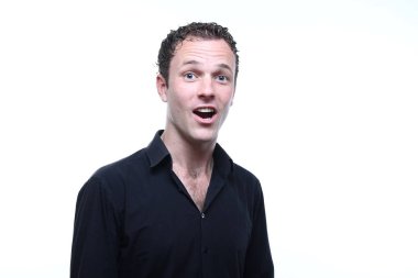 Genç Beyaz adam şaşırır