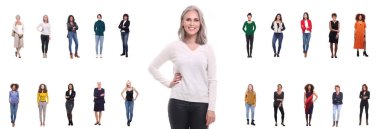 Beyaz arka planda farklı yaşlarda çok ırklı kadınlar kümesi