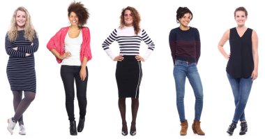 Irklararası kadınlar beyaz arka planda poz