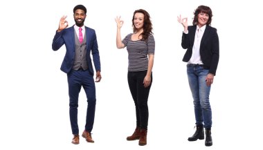 Çok ırklı insanlar kümesi beyaz arka plan üzerinde poz