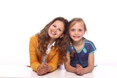 Beyaz backgound genç kafkas kızlar