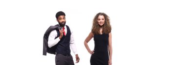 ırklararası çift beyaz arka plan üzerinde