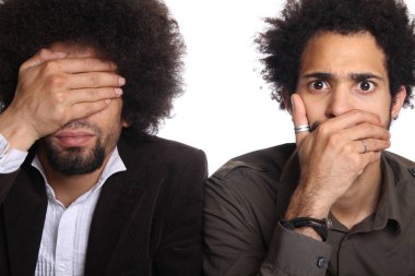 İki erkekler beyaz arka plan üzerinde poz siyah 