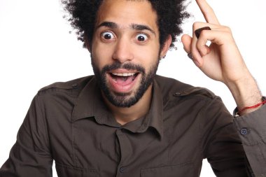 Beyaz arka planda siyah şaşırmış adam 