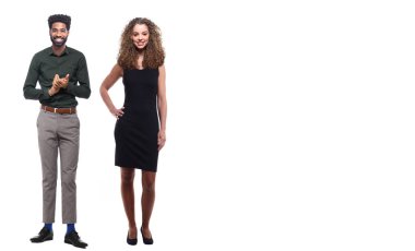 ırklararası çift beyaz arka plan üzerinde