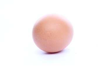 Yumurta beyaz arka plan üzerinde yakın