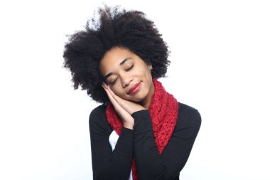 Güzel bir Afro-Amerikan kadın uyuyor