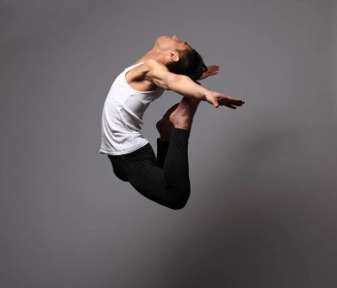 Asya genç adam dans ediyor