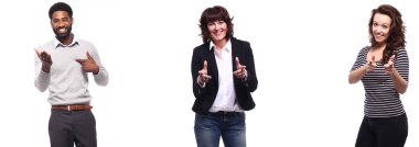 Çok ırklı insanlar kümesi beyaz arka plan üzerinde poz