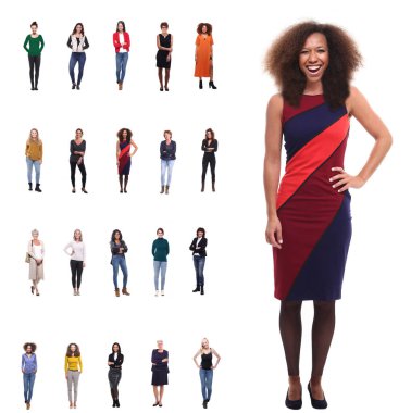 Beyaz arka planda farklı yaşlarda çok ırklı kadınlar kümesi