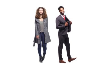 ırklararası çift beyaz arka plan üzerinde