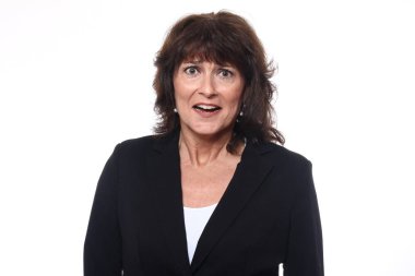 beyaz zemin üzerine şaşırmış kadın