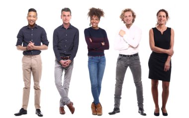 Çok ırklı insanlar kümesi beyaz arka plan üzerinde poz