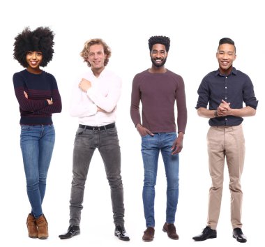 Çok ırklı insanlar kümesi beyaz arka plan üzerinde poz