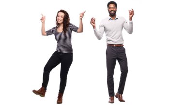 ırklararası çift beyaz arka plan üzerinde