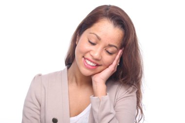 Güzel beyaz kız gülümsüyor