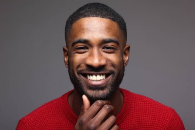 Siyah adam poz gülümseyen