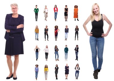 Beyaz arka planda farklı yaşlarda çok ırklı kadınlar kümesi