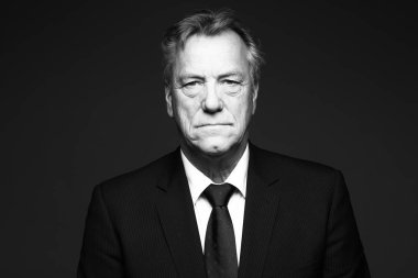 Siyah ve beyaz sesi üzerinde ciddi beyaz eski iş adamı