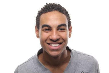 Siyah adam poz gülümseyen