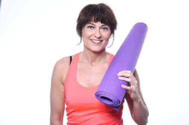 Egzersiz mat beyaz arka plan üzerinde tutan kadın