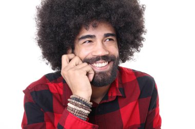 Mutlu siyah adam beyaz arka plan üzerinde poz