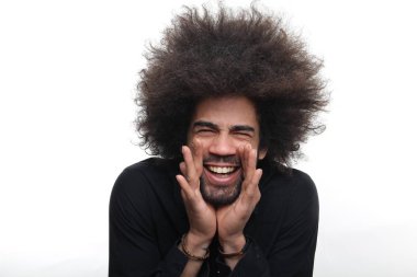 Mutlu siyah adam beyaz arka plan üzerinde poz